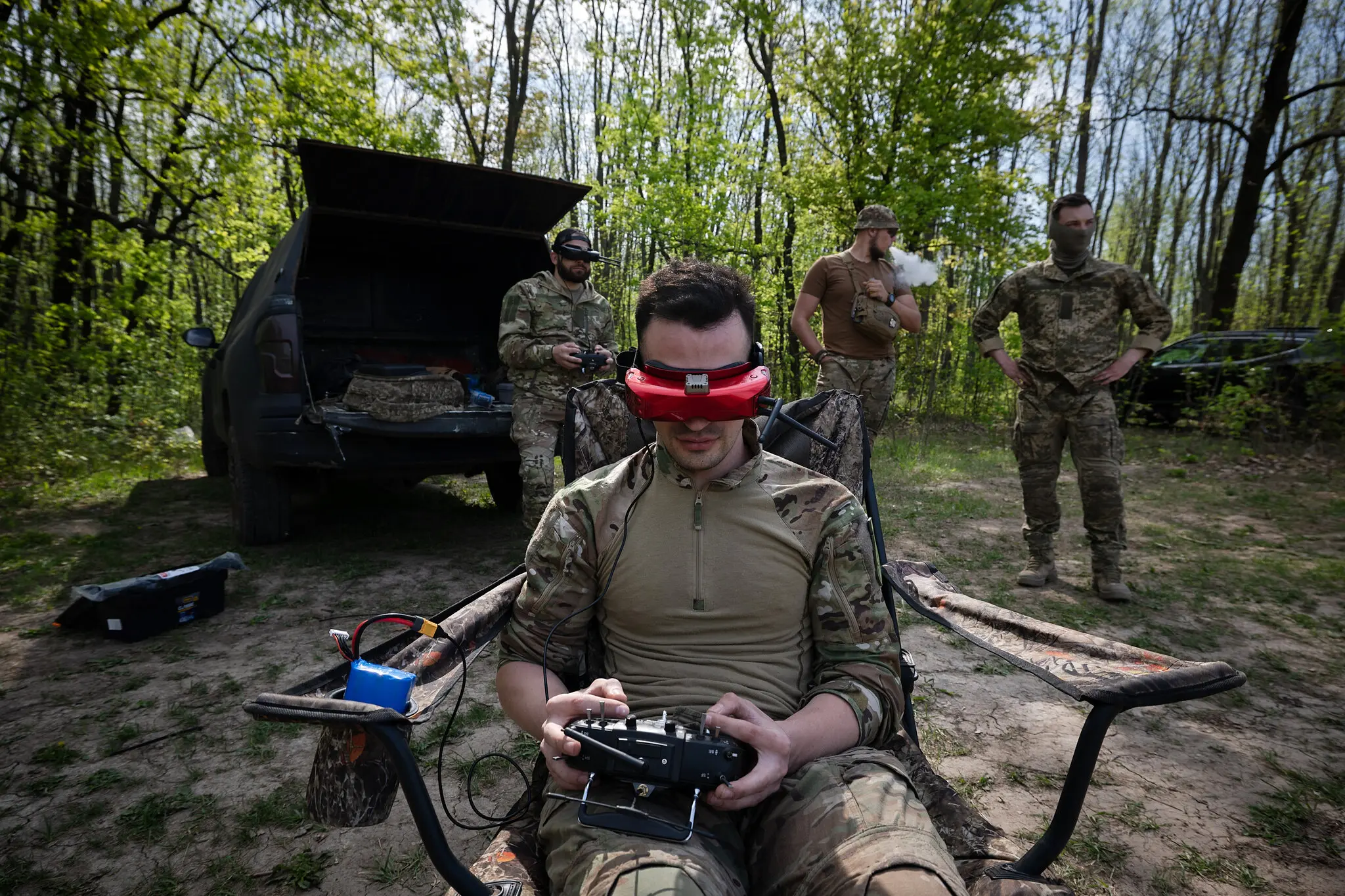Минулого тижня літав безпілотником в Україні. Технологія дає пілоту відеоеквівалент сидіння в першому ряду, коли бомби летять у російських солдатів, машини, танки чи бункери.